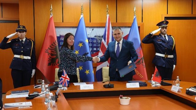 Britania i dhuron Policis&euml; s&euml; Shtetit pajisje moderne, Hita: Investime