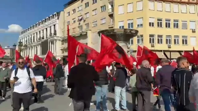 Protesta p&euml;r gjuh&euml;n shqipe/ Nis grumbullimi i student&euml;ve n&euml;