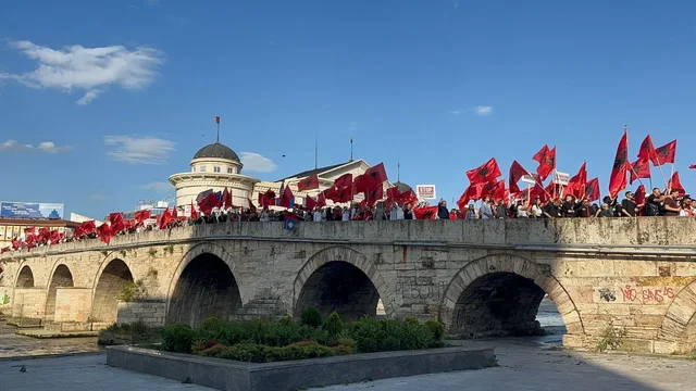 &ldquo;Gjuha shqipe amanet&rdquo;/ Shkupi vishet kuqezi! Mij&euml;ra