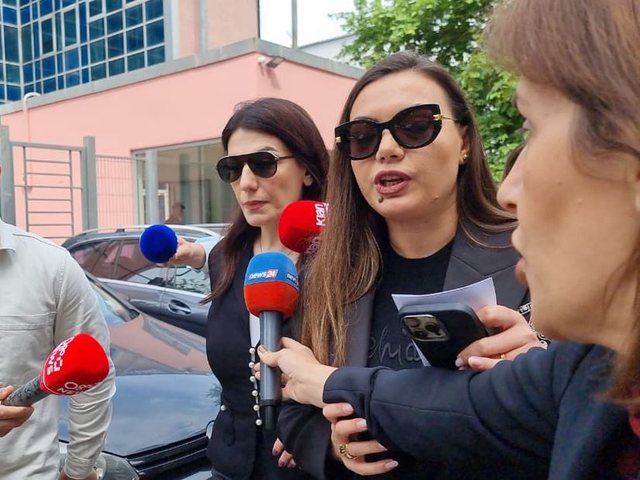 Rreth 30 minuta n&euml; SPAK, Mirlinda Kar&ccedil;anaj pyetet p&euml;r
