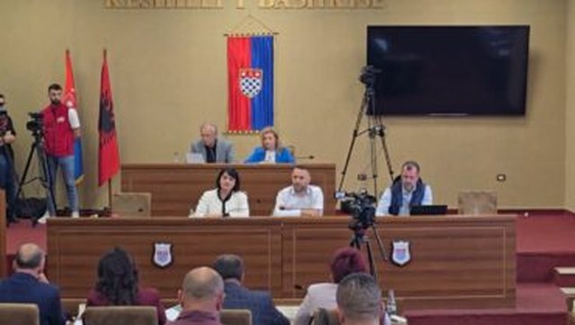 Thethi n&euml; qend&euml;r t&euml; debatit, p&euml;rplasje n&euml;