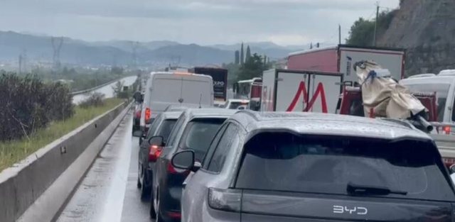 Bllokohet autostrada Tiran&euml;-Elbasan! Radh&euml; kilometrike mjetesh prej