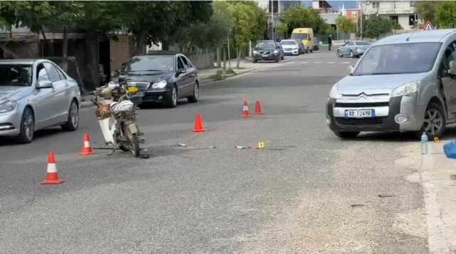 Aksident në aksin Fier-Roskovec/ Makina përplaset me motorin, plagoset