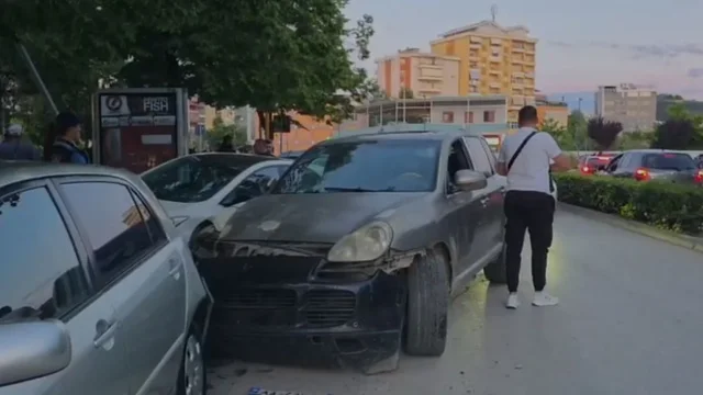 Nuk iu bind Policis&euml;! &ldquo;Porsche&rdquo; p&euml;rplas dy mjete t&euml;