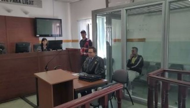 Rrezikoi jetën e policëve duke u përplasur mjetin në