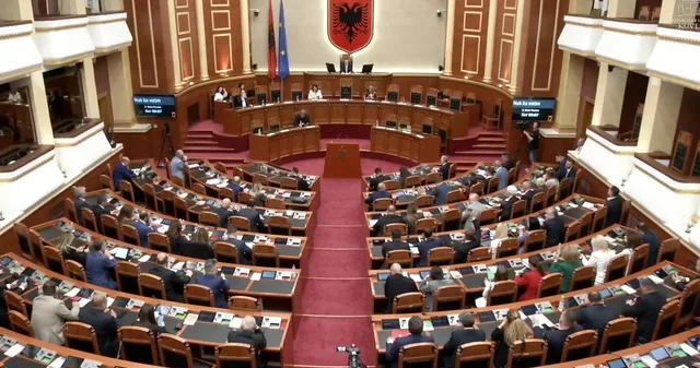 Miratohet me 100 vota pakti i ri mes PS e PD për rregulloren e Kuvendit,