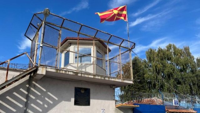 N&euml; takim me bashk&euml;shortin n&euml; burg, kapet 'mat' me