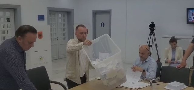 FOTO/ Zbardhen rezultatet në degën 8 në Tiranë, nga 1,741