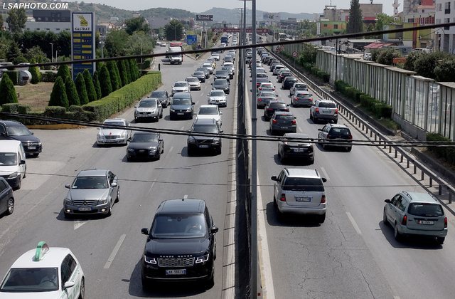 Hyrja n&euml; BE ka shpenzime: Siguracioni i makinave p&euml;r shqiptar&euml;t