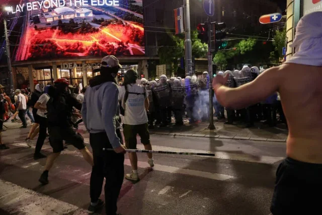 FOTO/ Incidente të dhunshme në Beograd! Përplasje mes