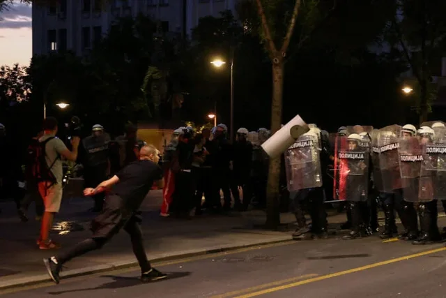 FOTO/ Incidente të dhunshme në Beograd! Përplasje mes