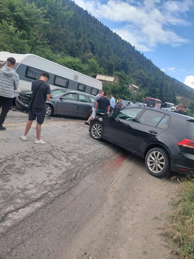 Aksident rrugor në aksin Elbasan-Përrenjas/ Lëndohen dy persona,