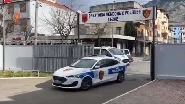 I drejtoi arm&euml;n policis&euml; teksa shoq&euml;rohej me nj&euml; person