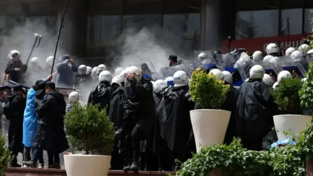 Shkopinj gome e gaz lotsjell&euml;s, policia hyn me dhun&euml; n&euml;