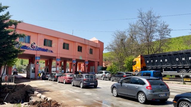 Pushuesit p&euml;rballen me pritje t&euml; gjata n&euml; kufi/ Alarm p&euml;r