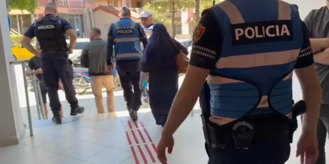 Alarm n&euml; Gjykat&euml;n e Vlor&euml;s/ Skaneri zbulon thik&euml;n, gruaja