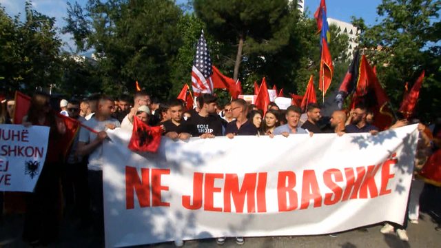 &ldquo;Ne jemi bashk&euml;&rdquo;/Nis protesta studentore n&euml; sheshin