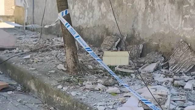 Rrëzohet bordura e çatisë në një godinë e