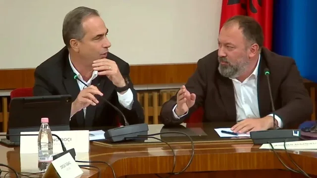 “Kalama dy vjeç”/ Përplasjet në