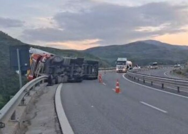 Aksident në Rrugën e Kombit, 'dora e Zotit' mban kamionin pa