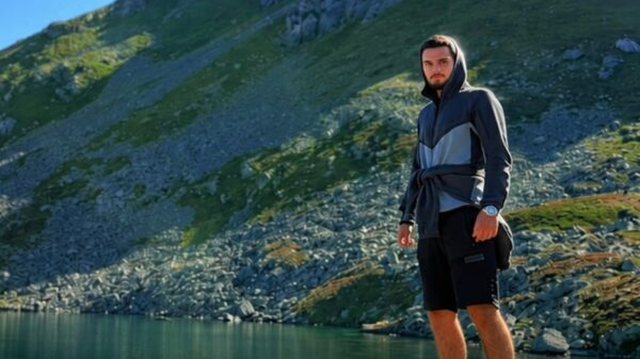 U plagos nga shoku me armë zjarri në kokë, ndërron jetë