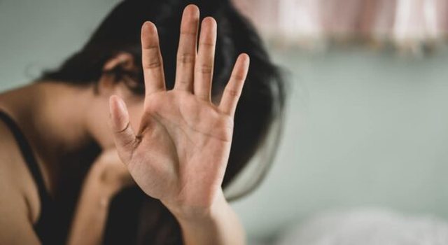 32-vje&ccedil;arja rr&euml;mbehet dhe p&euml;rdhunohet n&euml; GRUP p&euml;r tre