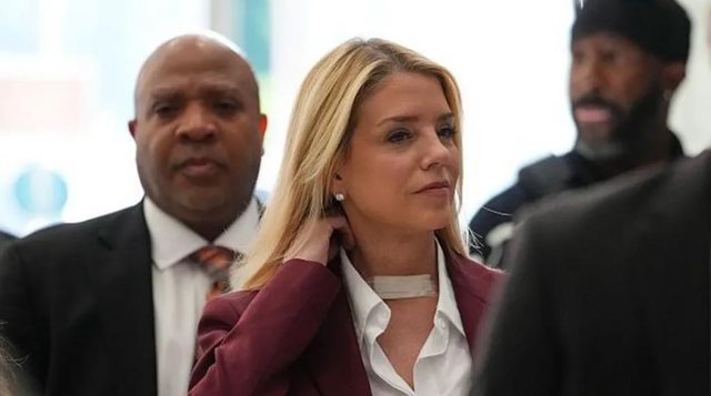 Pam Bondi mbron trajtimin e dosjeve t&euml; Epstein n&euml; hetimin e Kongresit