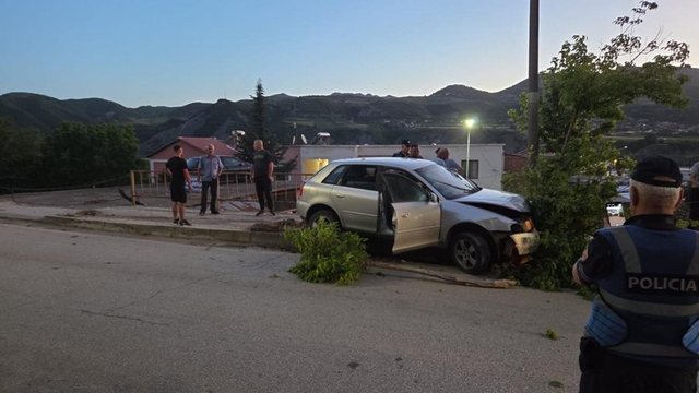 Aksident në Gramsh, automjeti del nga rruga dhe përplaset me
