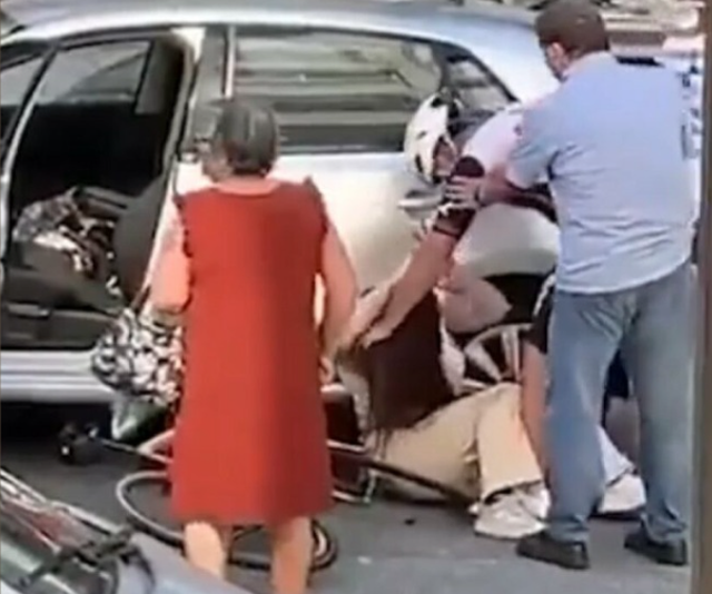 Video/ &Ccedil;iklisti kap p&euml;r fyti dhe godet me grushte nj&euml; grua