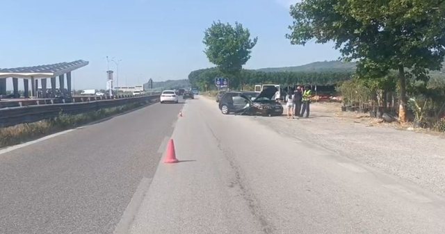 Aksident në aksin Lushnje-Fier, “Audi” del nga rruga dhe