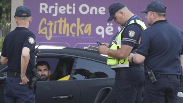 Shkeli rregullat e qarkullimit rrugor, policia gjobit Elsi Hysajn! Ylli i