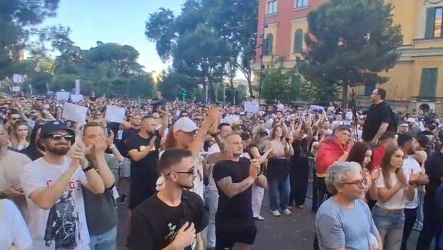 Protesta n&euml; Zv&euml;rnec, qytetar&euml;t tubim n&euml; Tiran&euml;,