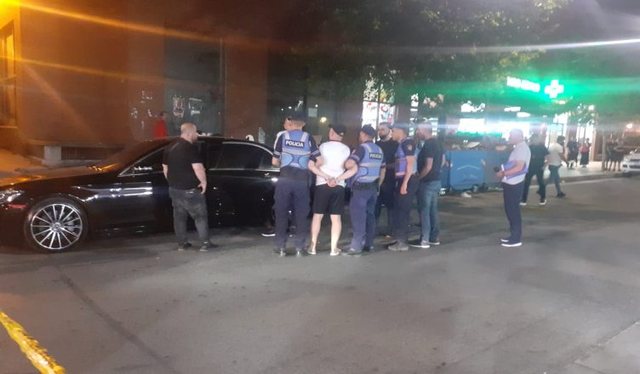EMRI/ Q&euml;lloi me arm&euml; zjarri n&euml; aj&euml;r, 32-vje&ccedil;ari