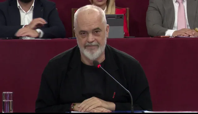 &ldquo;Duroj dhun&euml; mbi kockat e tim eti dhe fytyr&euml;n e gruas dhe