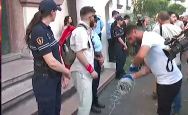 Qytetarët marrin ‘hak’ për Zvërnecin, rrethojnë