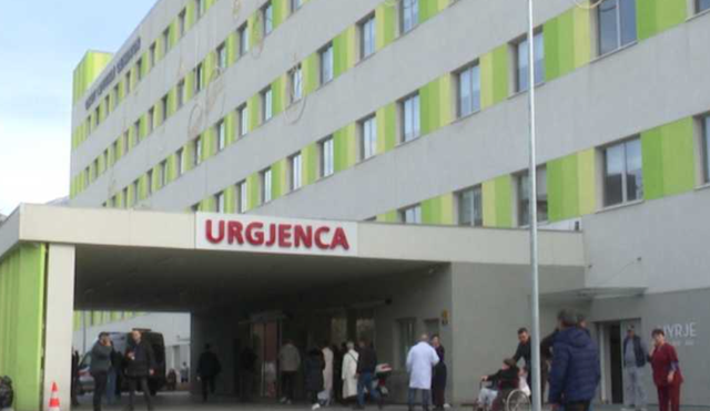 Shoqërohej nga policia, i riu tenton arratisjen nga QSUT duke u hedhur nga