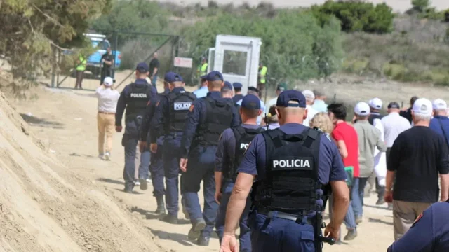 “Flasim edhe greqisht…”/ U dhunua gjatë protestës