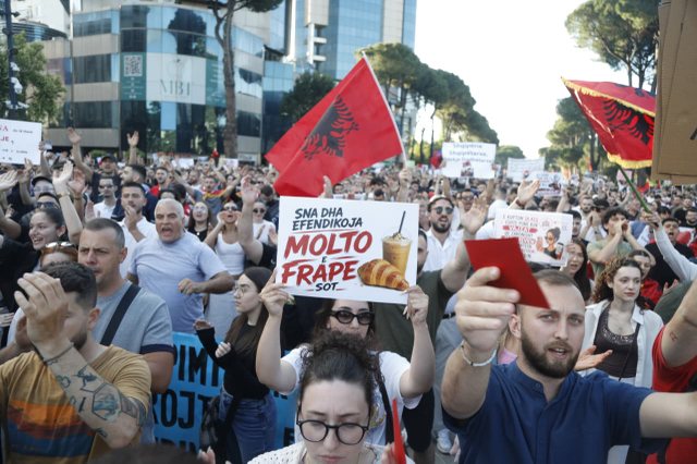 Foto-Lajm/ Dita e pest&euml; e protest&euml;s p&euml;rpara Kryeministris&euml;,