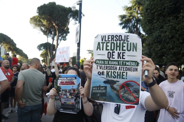 Foto-Lajm/ Dita e pest&euml; e protest&euml;s p&euml;rpara Kryeministris&euml;,