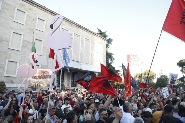 Foto-Lajm/ Dita e pest&euml; e protest&euml;s p&euml;rpara Kryeministris&euml;,