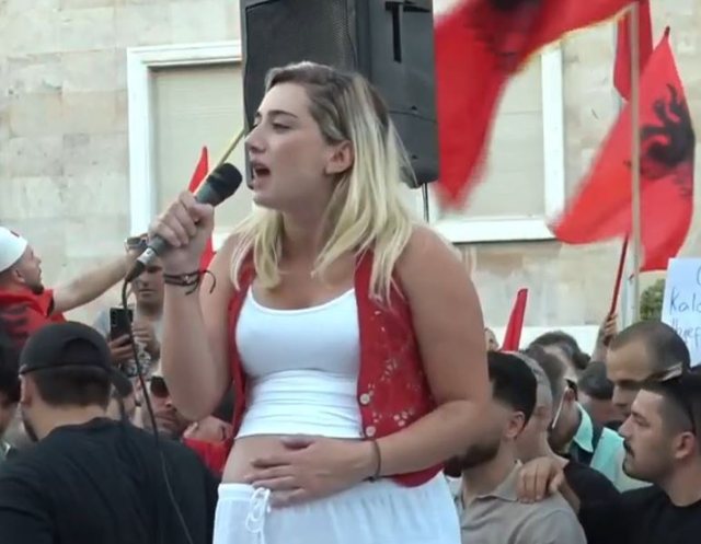 Gruaja shtatz&euml;n&euml; n&euml; protest&euml;: Jam k&euml;tu p&euml;r