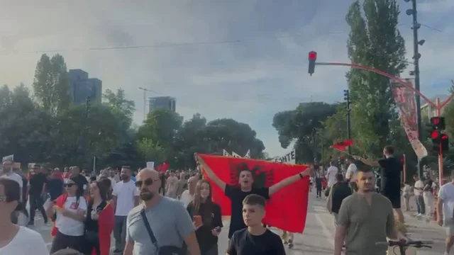 “Shqipëria nuk është e tradhtarëve”/