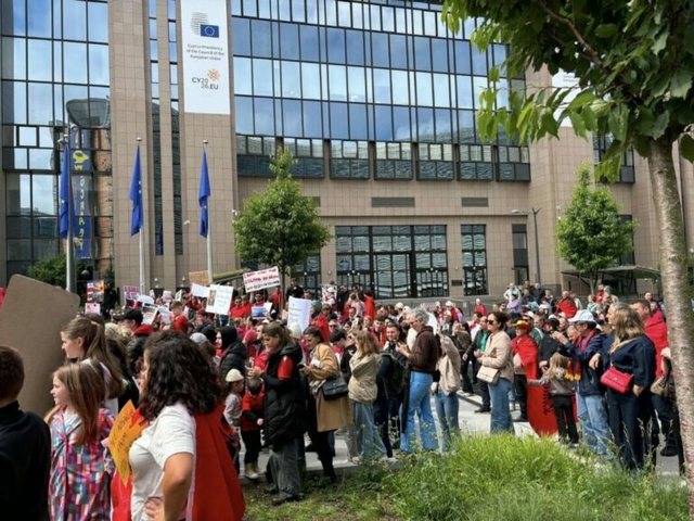 “Atdheu nuk shitet”, diaspora në protestë para Komisionit