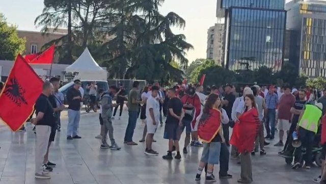 Pensionisti i bashkohet protest&euml;s p&euml;r Zvernecin: 140 hajdut&euml;t