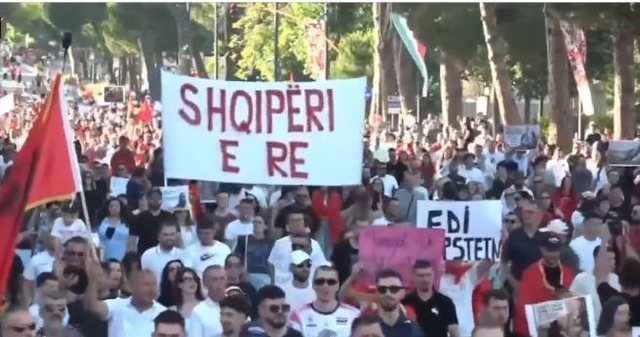 Pensionisti i bashkohet protest&euml;s p&euml;r Zvernecin: 140 hajdut&euml;t