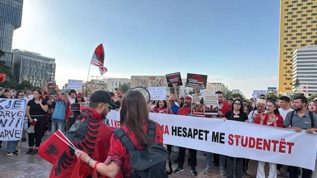 &ldquo;FOTO/ Protestuesit shpalosin k&euml;rkesat: Nga hetimi i projektit