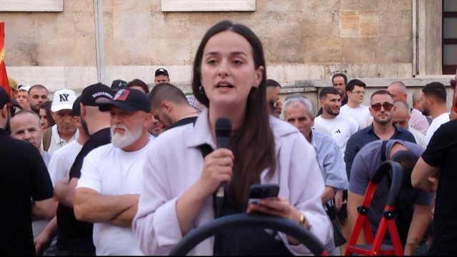 Protesta , organizatorja Sidorela Vatnikaj rilexon k&euml;rkesat e paraqitura