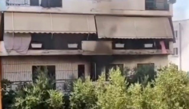 VIDEO/ P&euml;rfshihet nga flak&euml;t nj&euml; banes&euml; n&euml; Vlor&euml;,