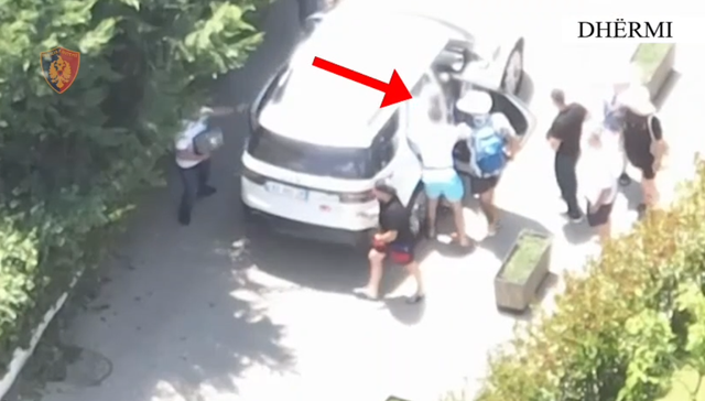 VIDEO/ Momentet kur policët me rroba plazhi arrestojnë në