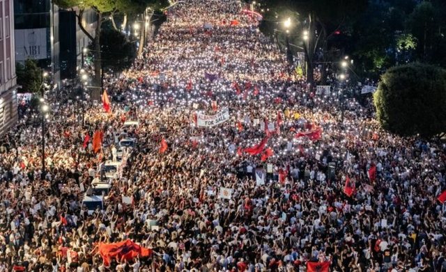38 ditë revoltë! Shqiptarët nuk heqin dorë: Në shesh